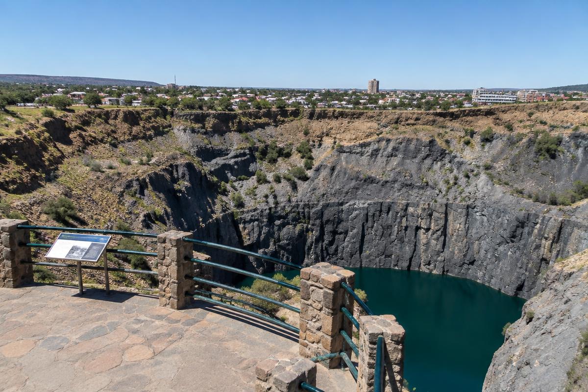 The Big Hole diamond mine viewing deck in Kimberley