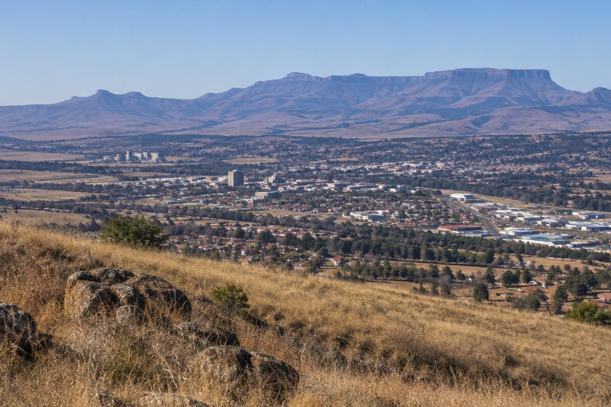 Newcastle town with grasslands and mountains behind